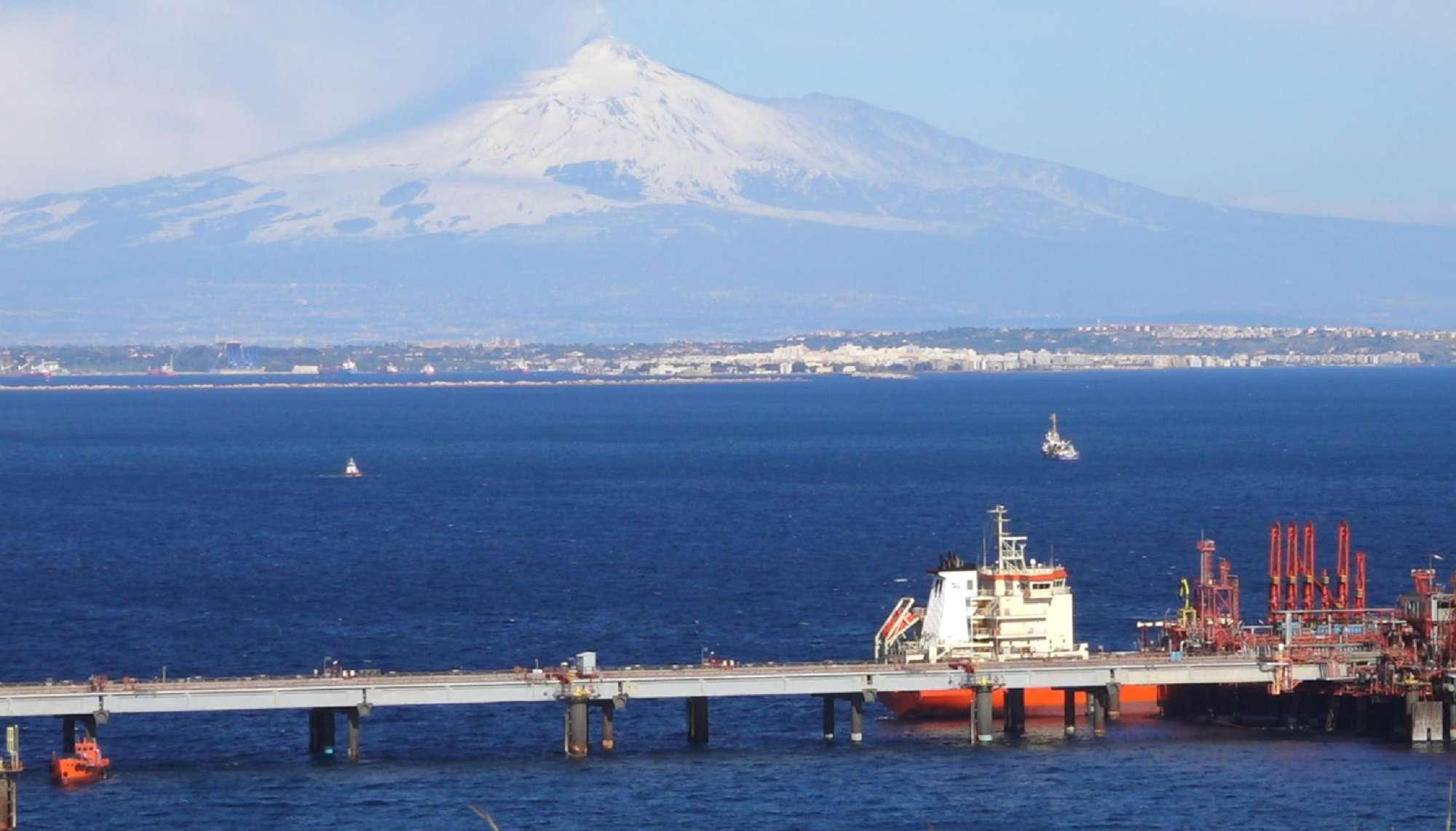 Siracusa si moblita per i migranti della Sea Watch