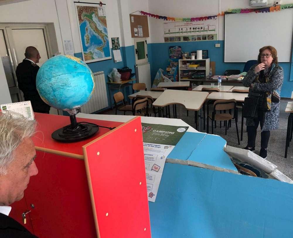 Crolla una parete in una scuola nel Napoletano: ferita una maestra incinta, contusi alcuni bimbi