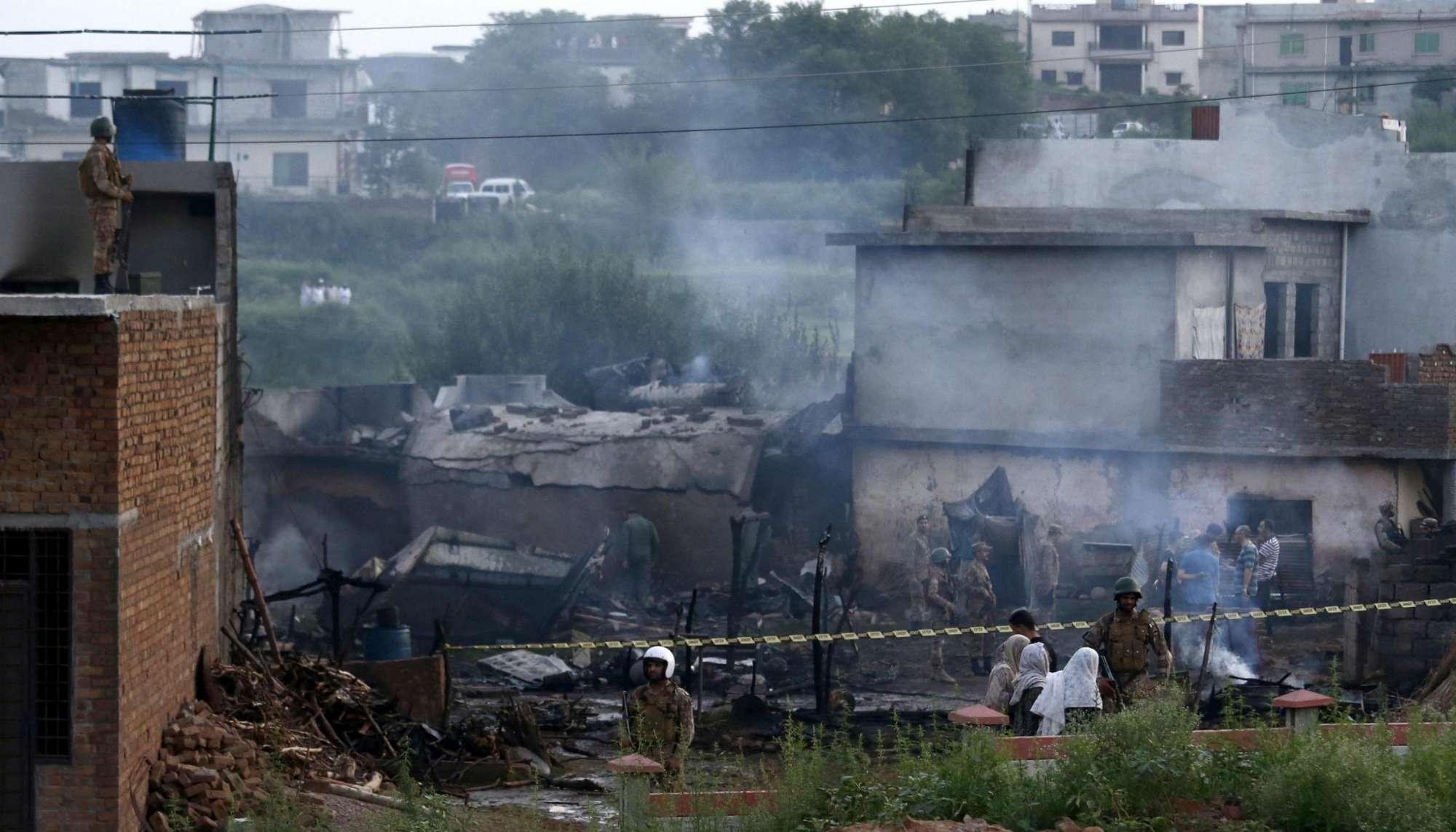 Pakistan, cade aereo militare: 12 morti Pakistan, cade aereo militare: 12 morti