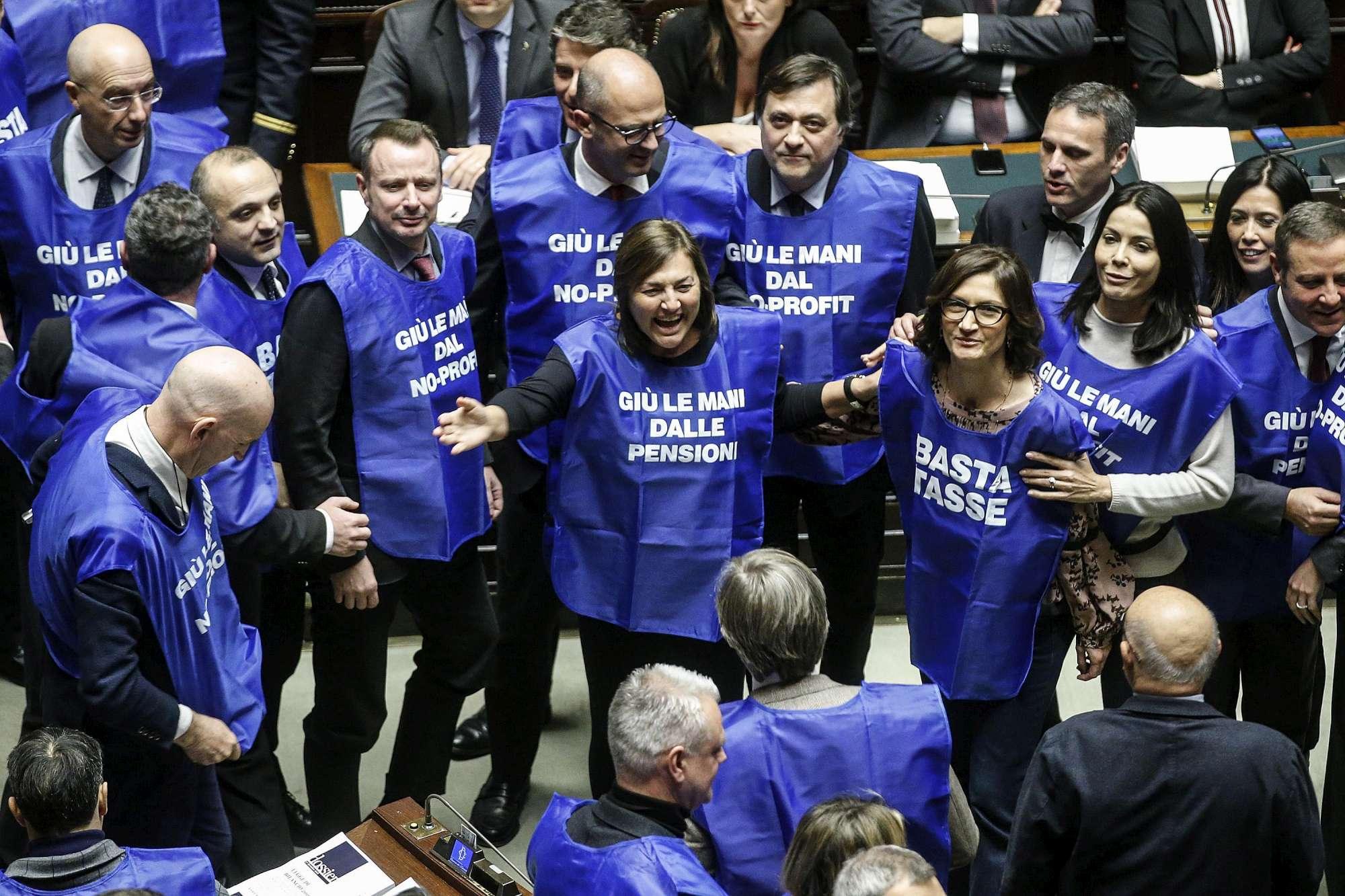 Manovra, protesta di Forza Italia alla Camera con gilet azzurri: Basta tasse
