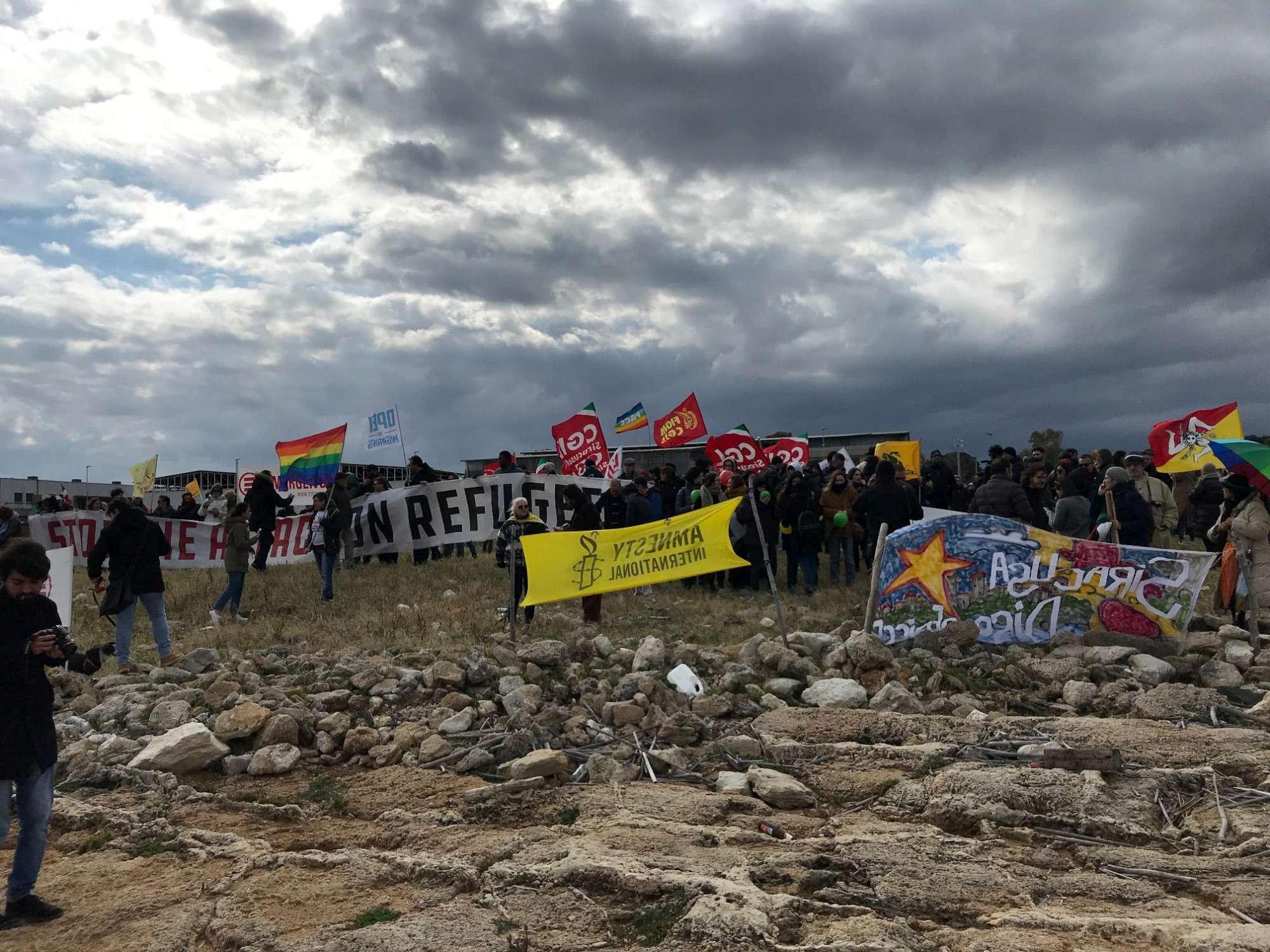 Siracusa si moblita per i migranti della Sea Watch