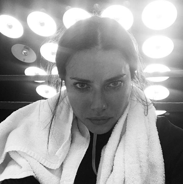 Adriana Lima completamente nuda davanti alla luna