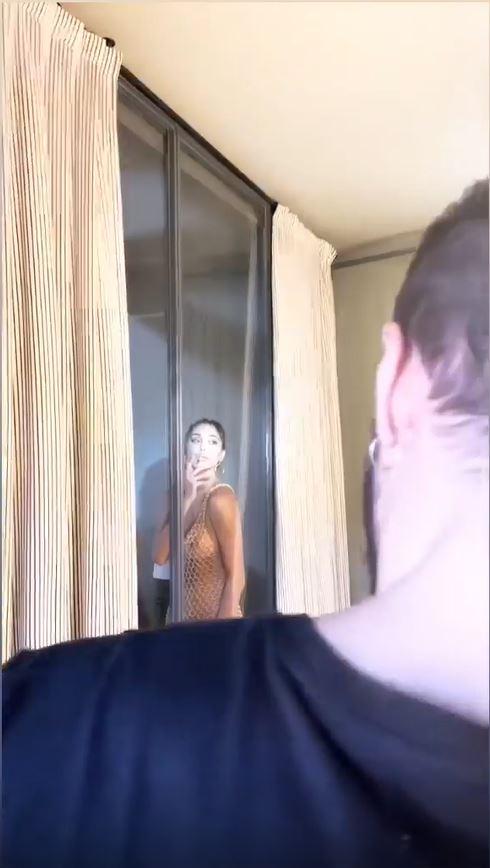 Belen, shooting bollente senza reggiseno