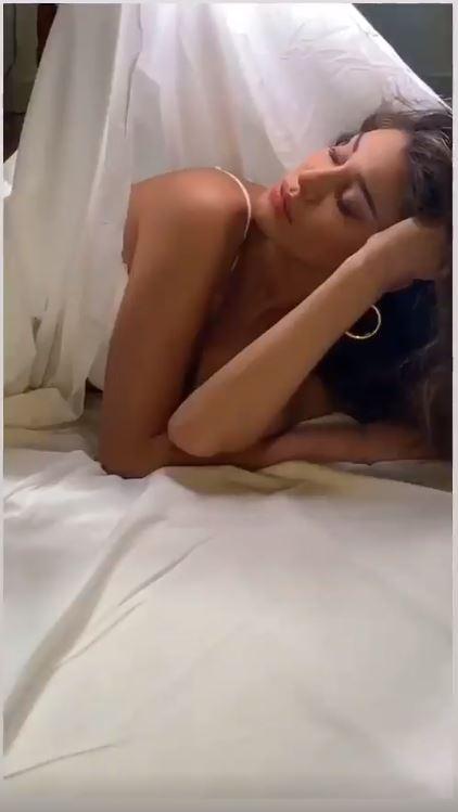 Belen, shooting bollente senza reggiseno