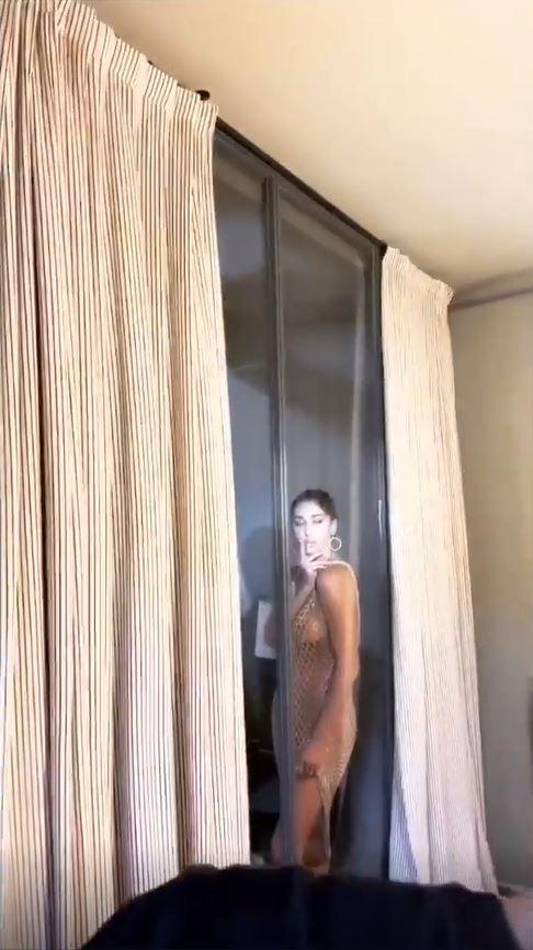 Belen, shooting bollente senza reggiseno