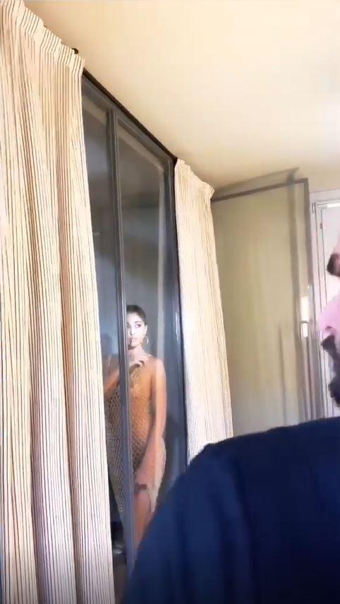 Belen, shooting bollente senza reggiseno