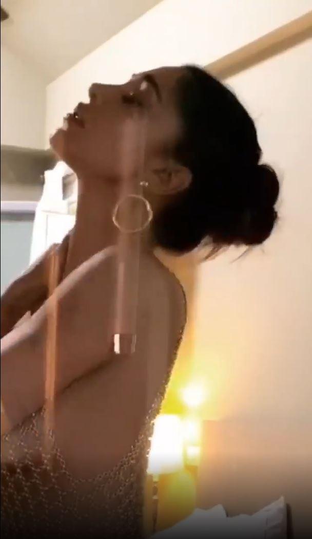 Belen, shooting bollente senza reggiseno