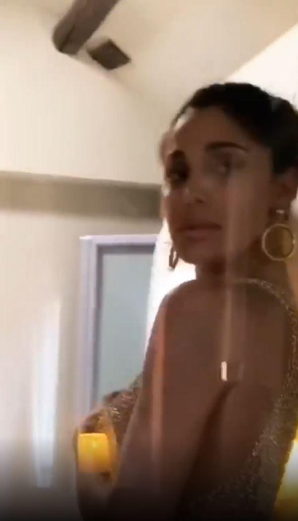 Belen, shooting bollente senza reggiseno