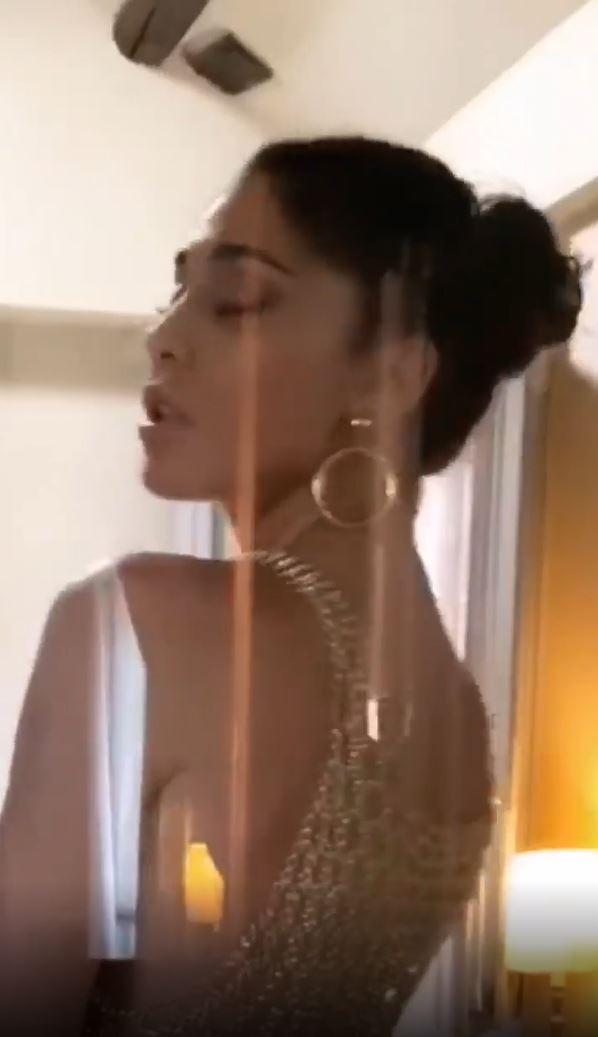 Belen, shooting bollente senza reggiseno