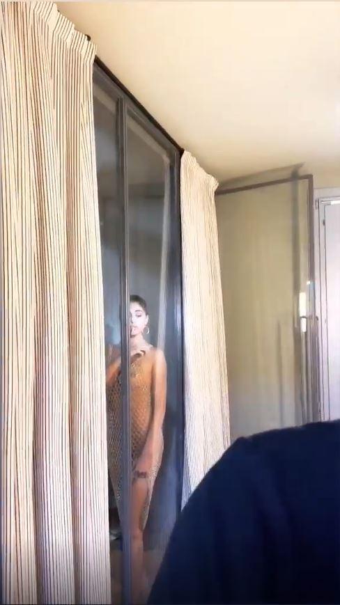 Belen, shooting bollente senza reggiseno