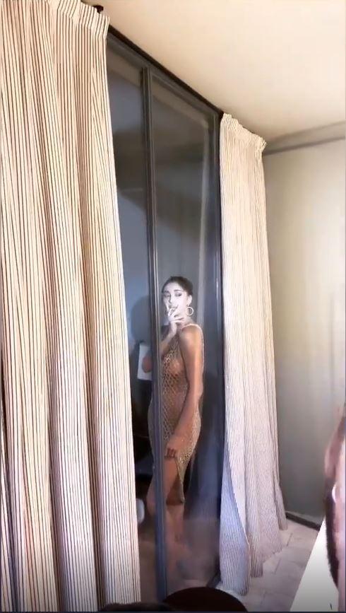 Belen, shooting bollente senza reggiseno