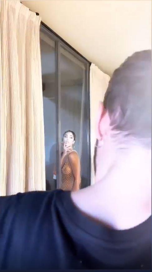 Belen, shooting bollente senza reggiseno