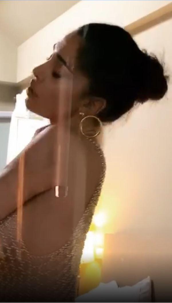 Belen, shooting bollente senza reggiseno