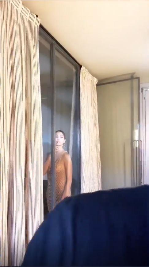 Belen, shooting bollente senza reggiseno