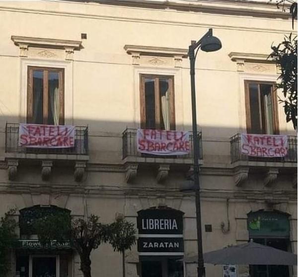 Siracusa si moblita per i migranti della Sea Watch