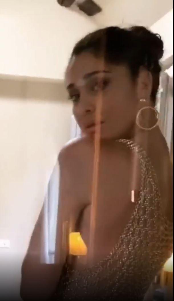 Belen, shooting bollente senza reggiseno