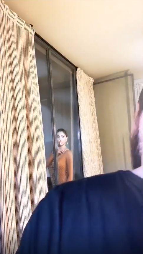 Belen, shooting bollente senza reggiseno