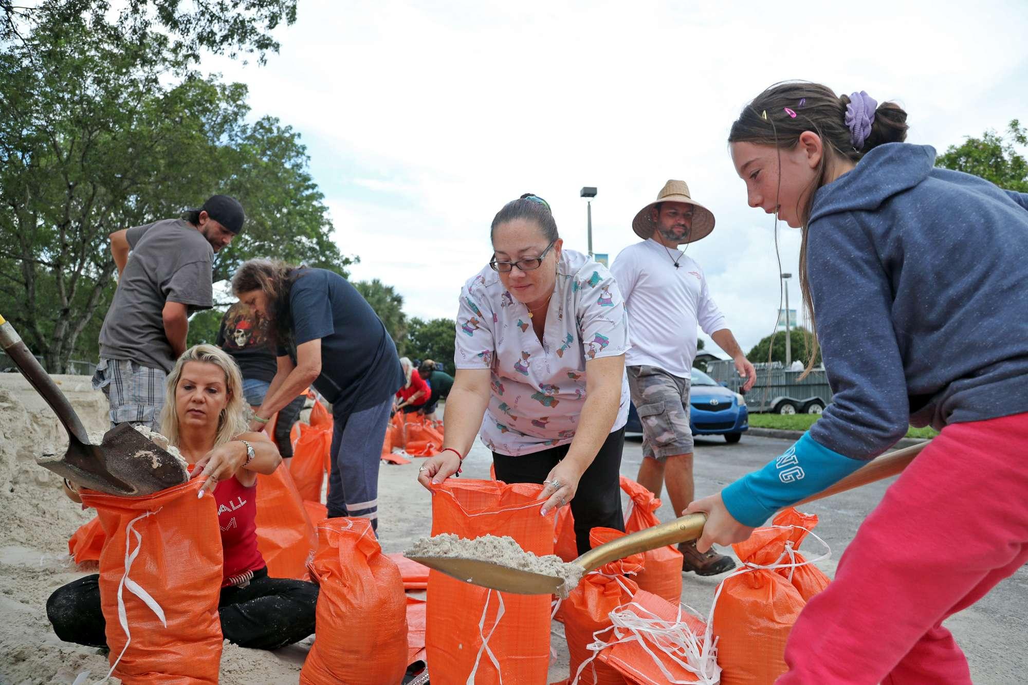 Uragano Dorian verso la Florida: la gente si prepara