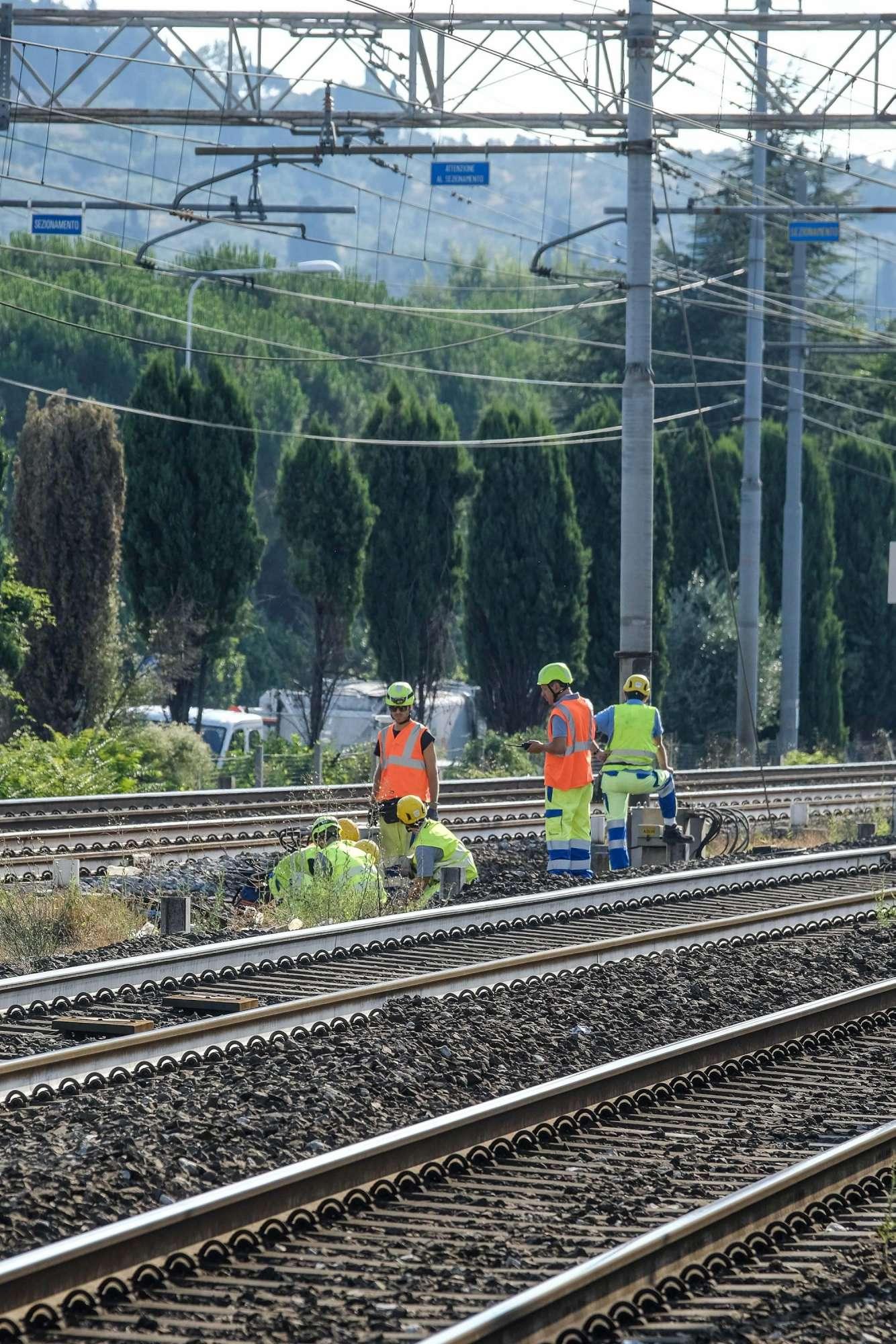 Caos treni, incendiata una cabina elettrica della Tav