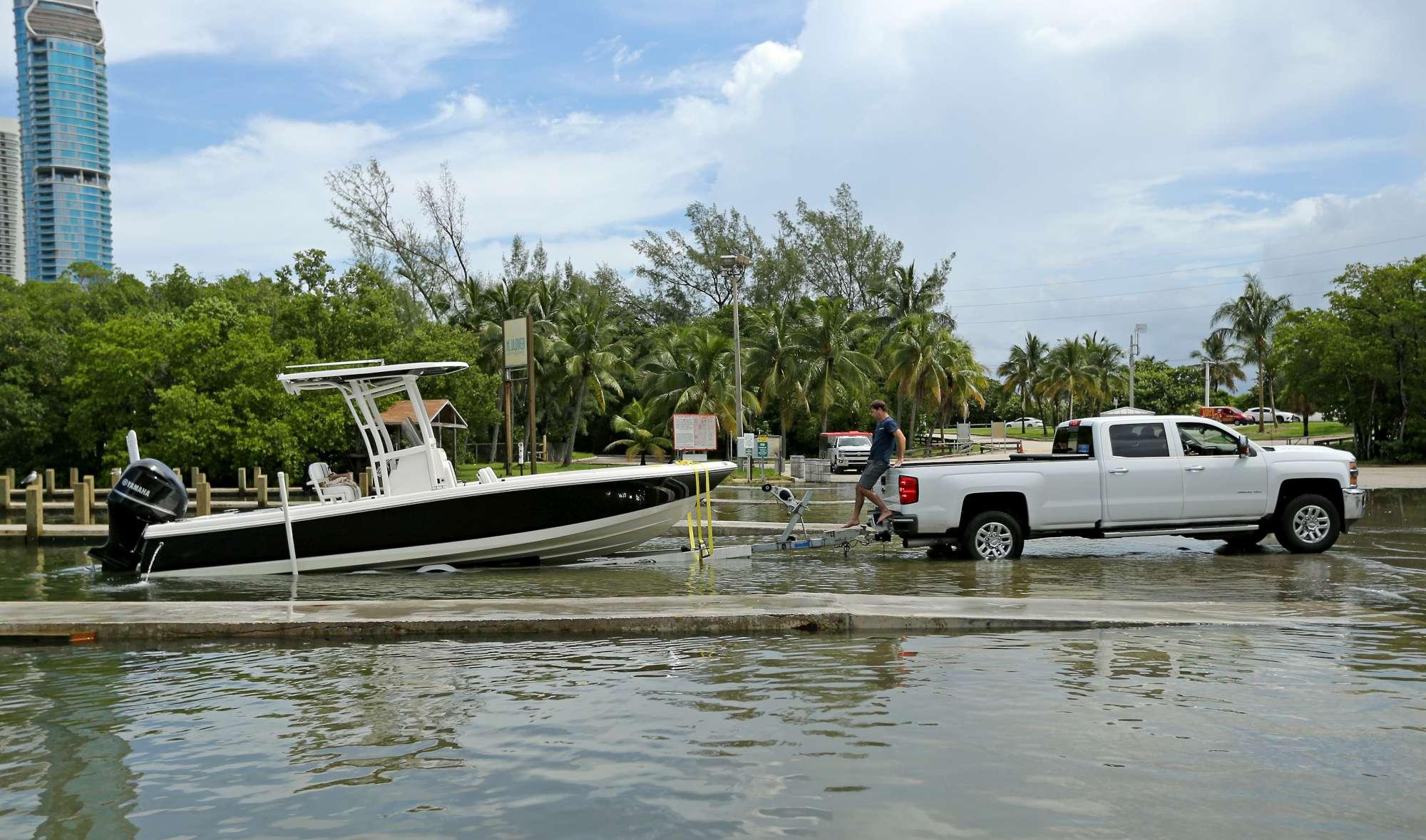 Uragano Dorian verso la Florida: la gente si prepara