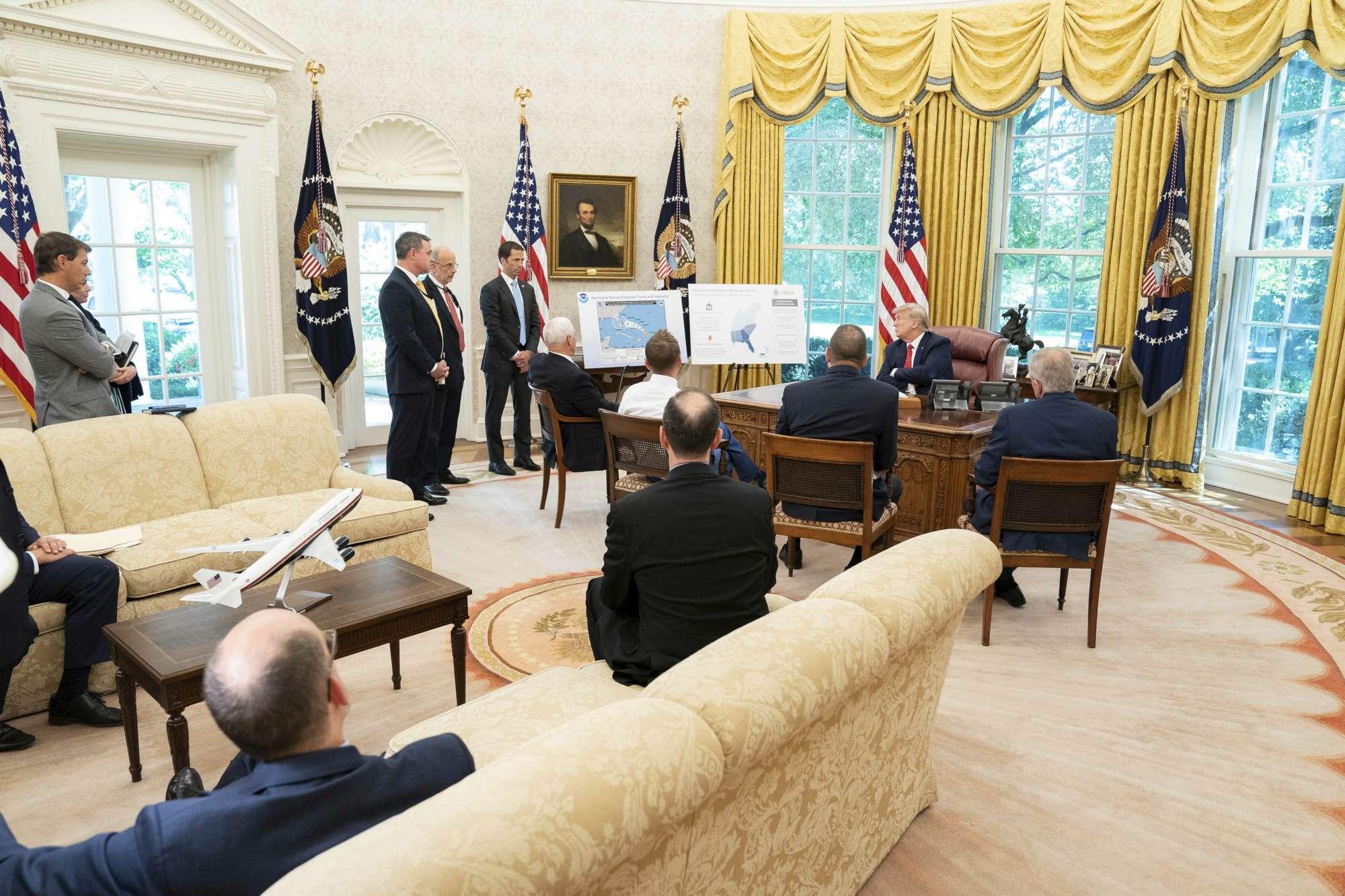 Uragano Dorian verso la Florida: la gente si prepara