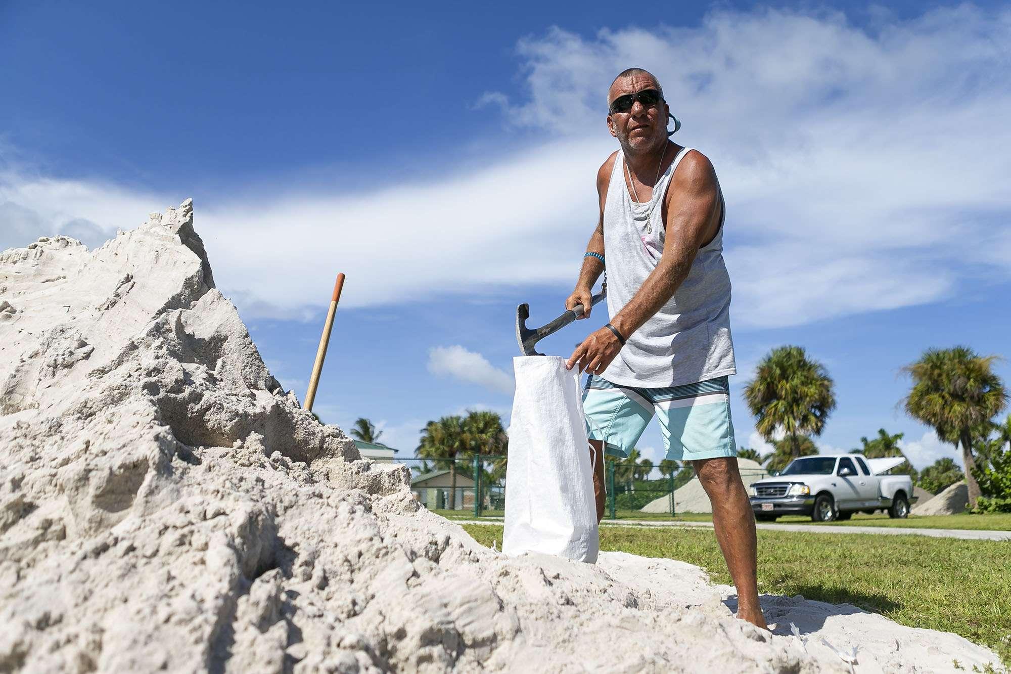 Uragano Dorian verso la Florida: la gente si prepara
