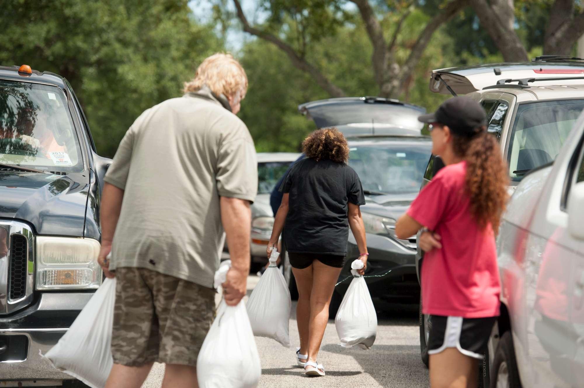 Uragano Dorian verso la Florida: la gente si prepara