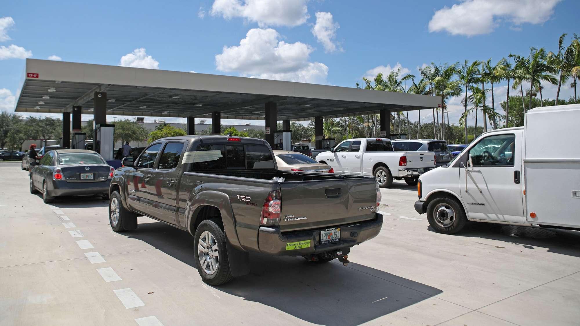 Uragano Dorian verso la Florida: la gente si prepara