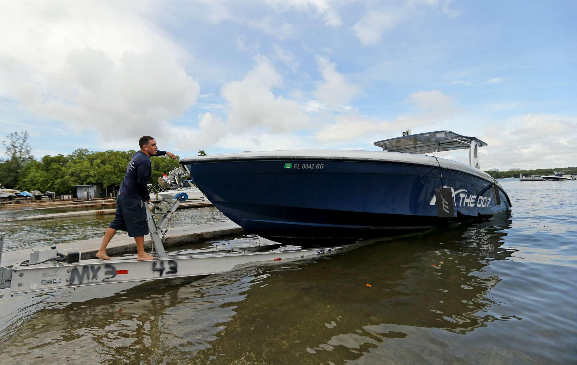 Uragano Dorian verso la Florida: la gente si prepara