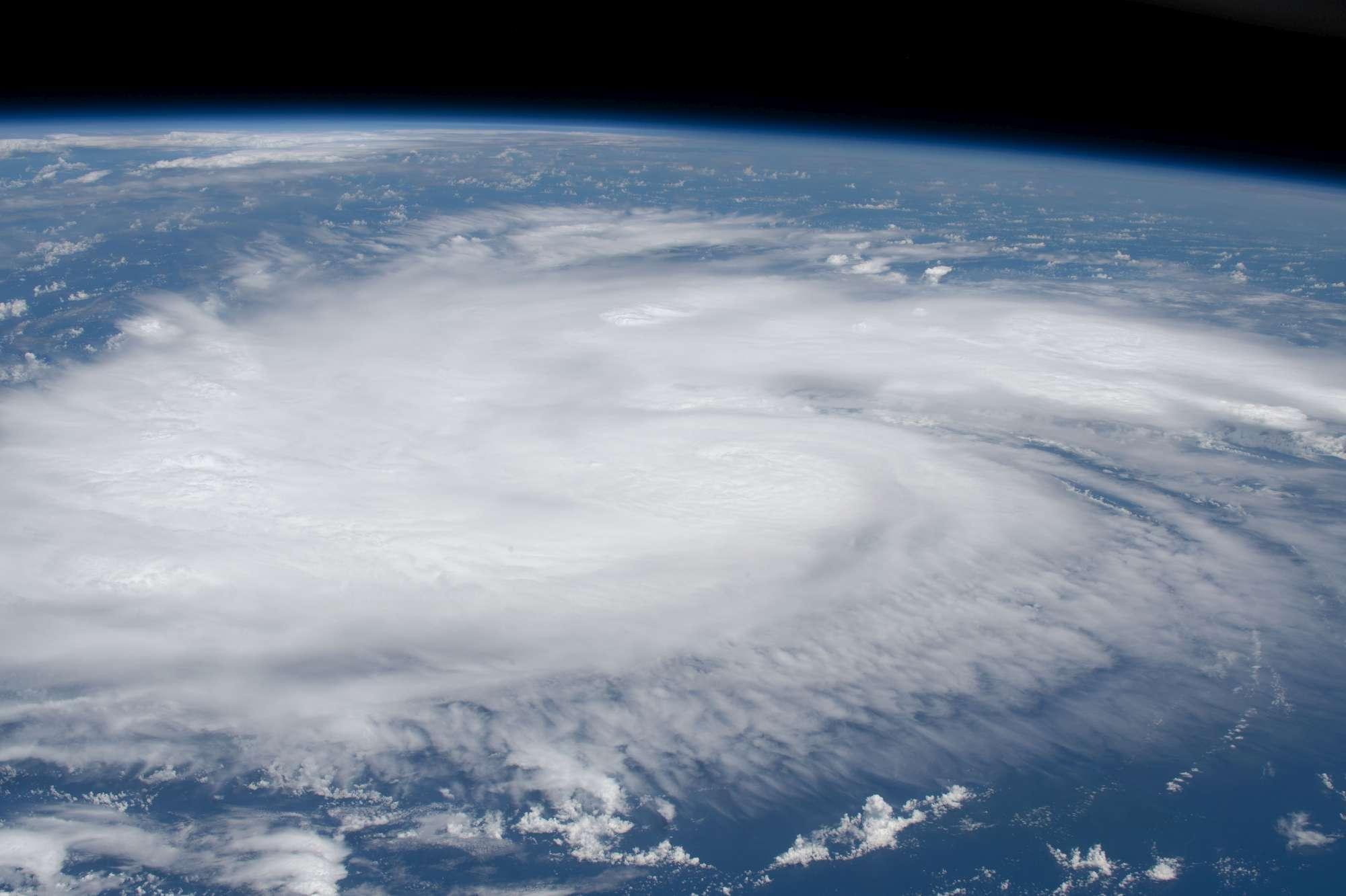 Uragano Dorian verso la Florida: la gente si prepara