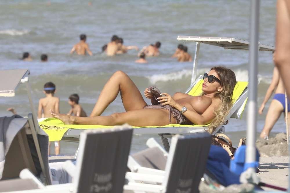 Veronica Graf, fronte e retro bollenti per l ex gieffina in spiaggia