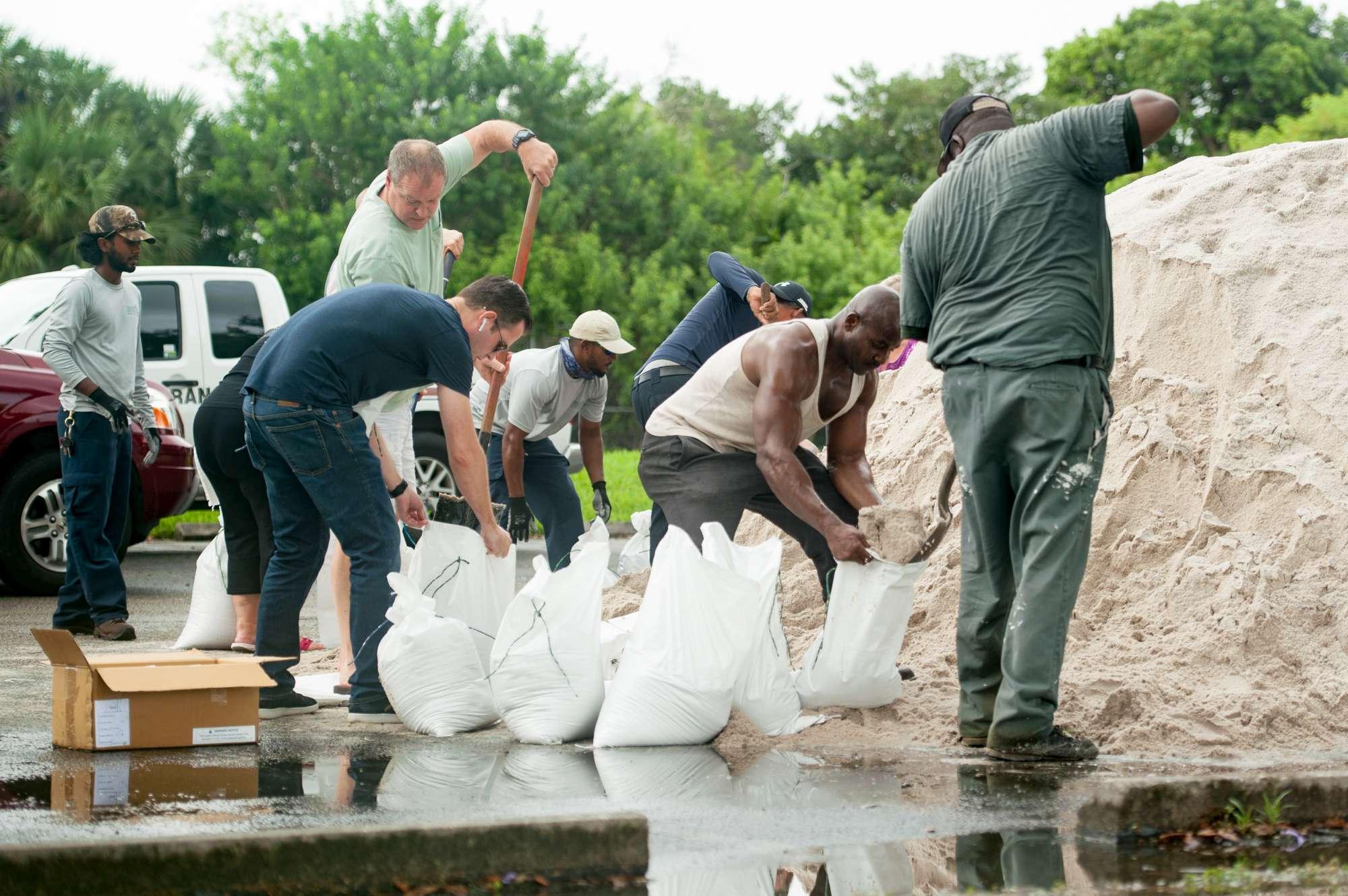 Uragano Dorian verso la Florida: la gente si prepara