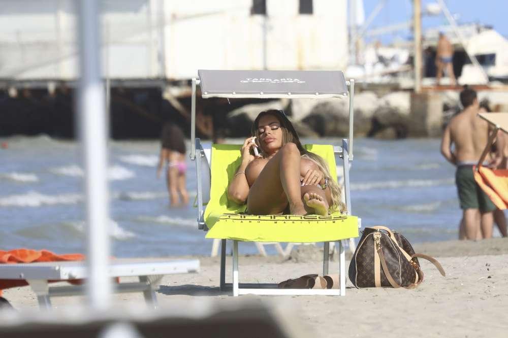 Veronica Graf, fronte e retro bollenti per l ex gieffina in spiaggia