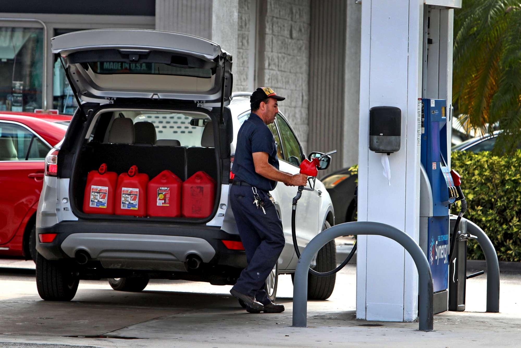 Uragano Dorian verso la Florida: la gente si prepara