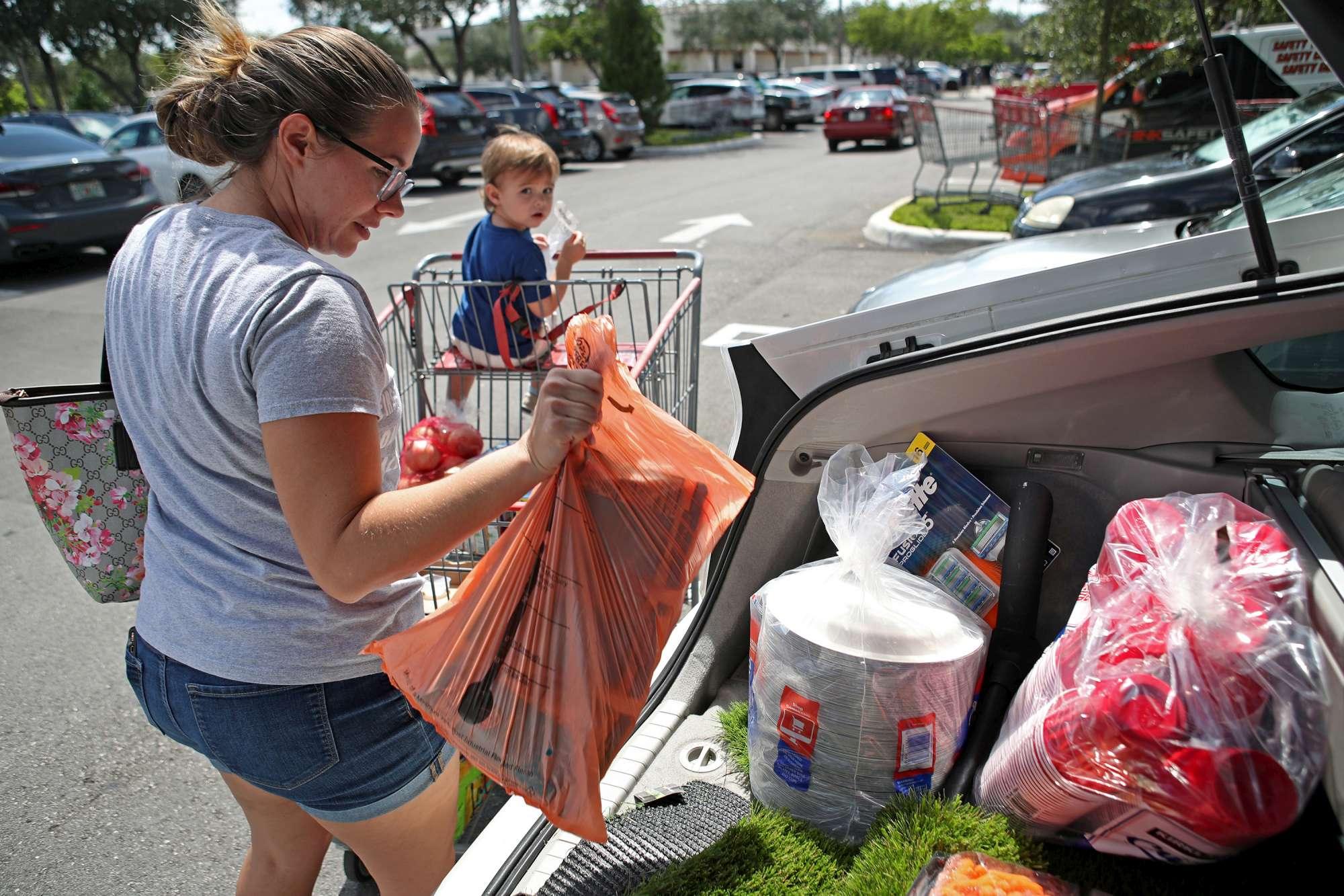 Uragano Dorian verso la Florida: la gente si prepara