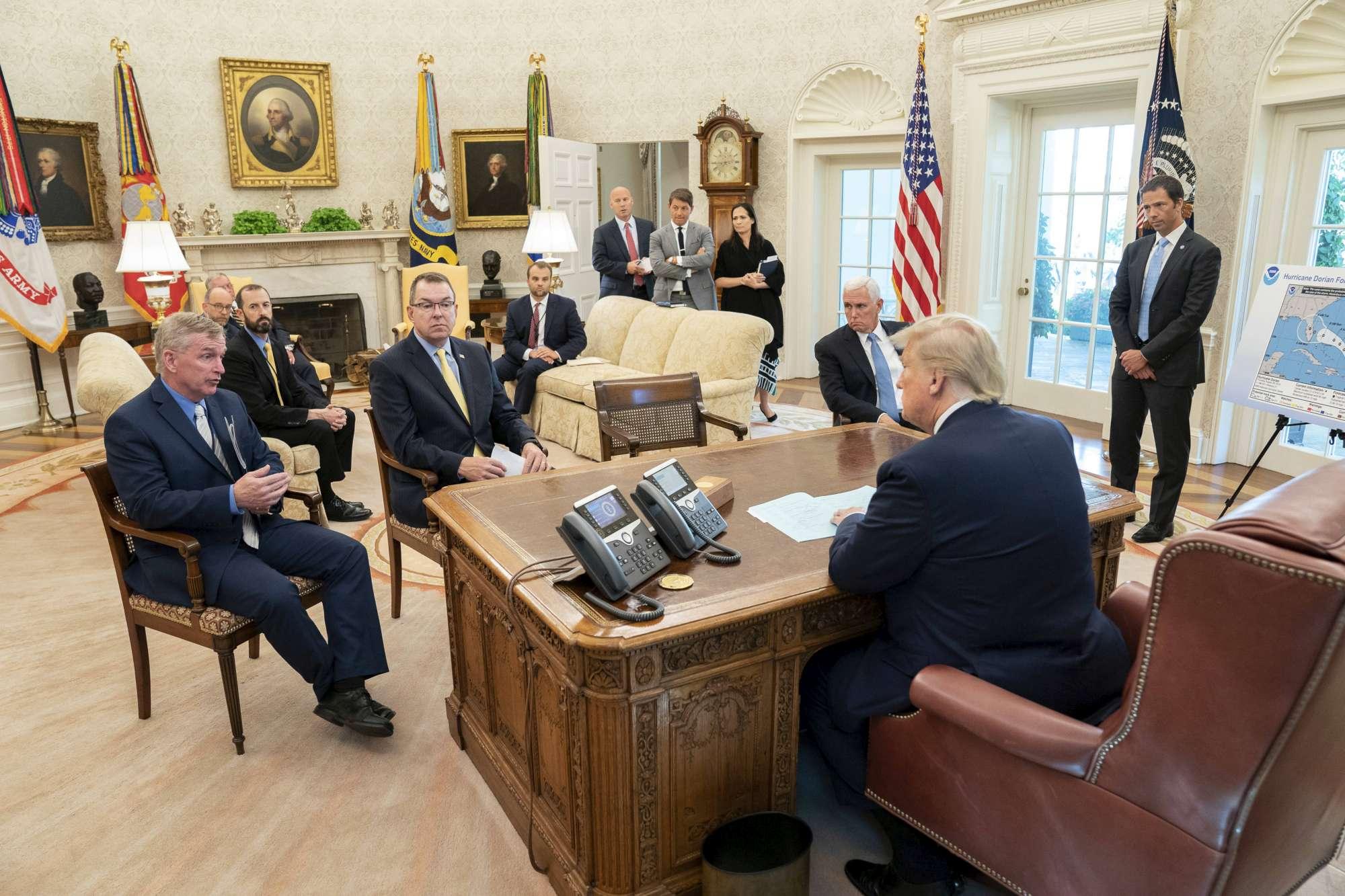 Uragano Dorian verso la Florida: la gente si prepara