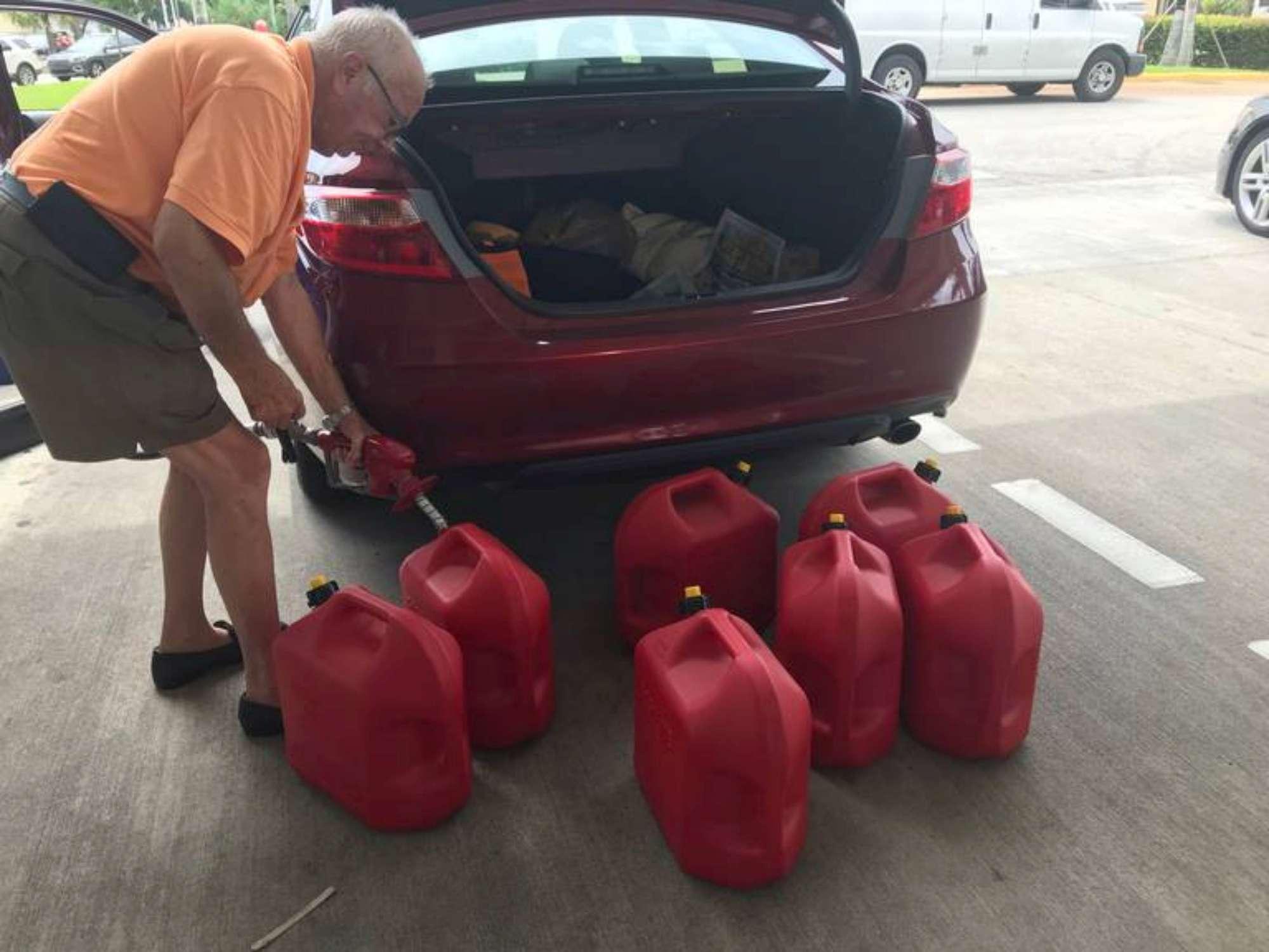 Uragano Dorian verso la Florida: la gente si prepara