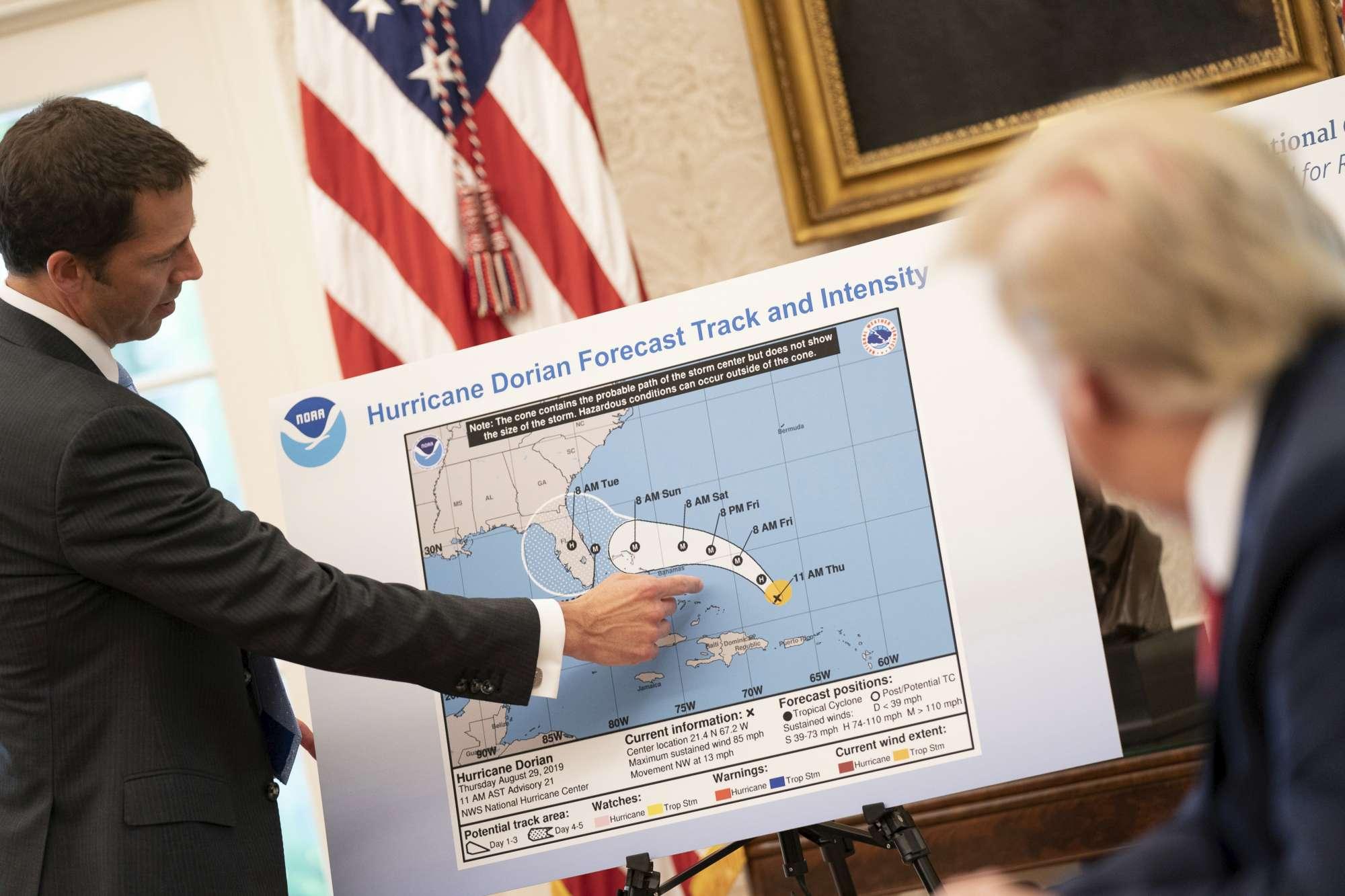 Uragano Dorian verso la Florida: la gente si prepara