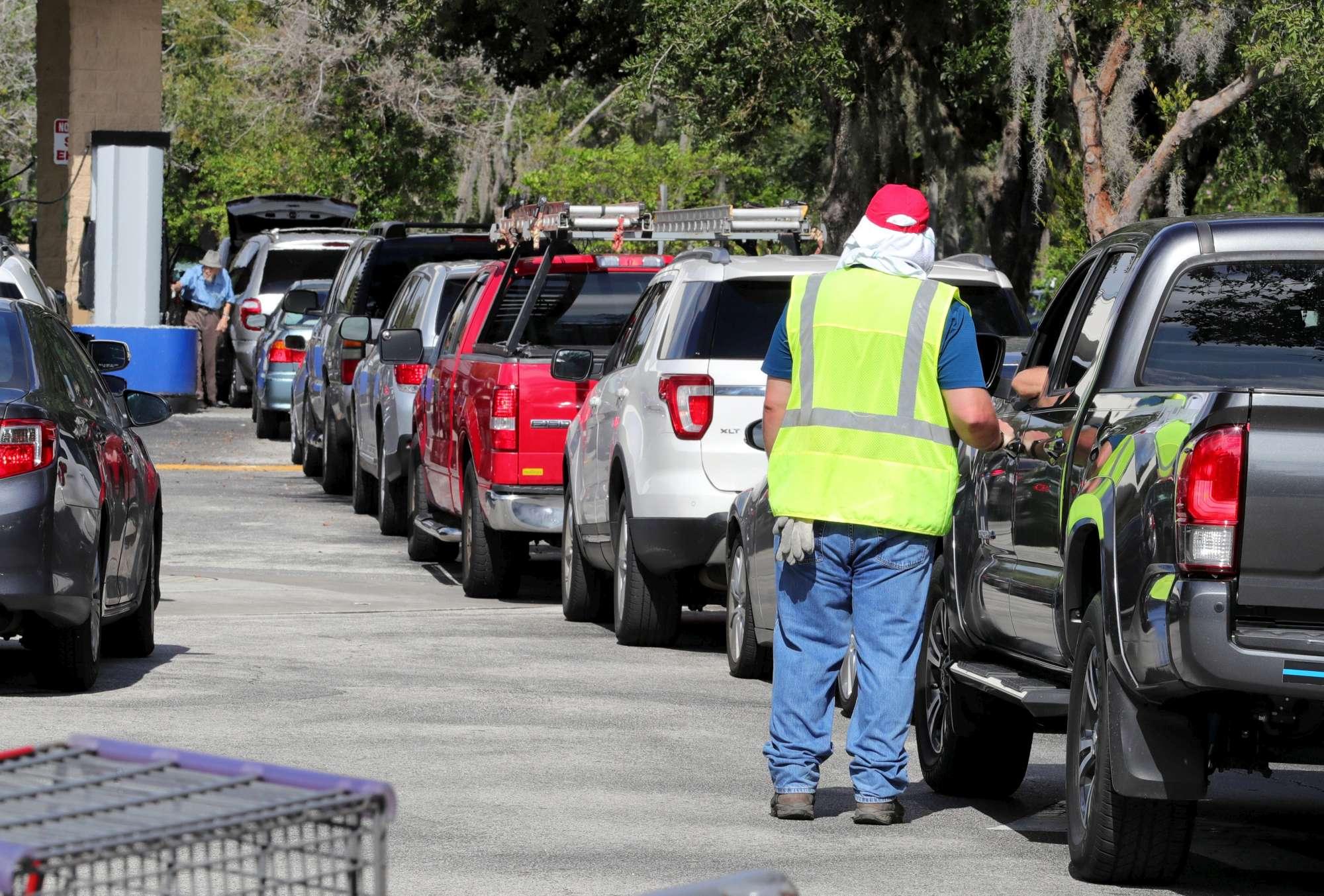 Uragano Dorian verso la Florida: la gente si prepara