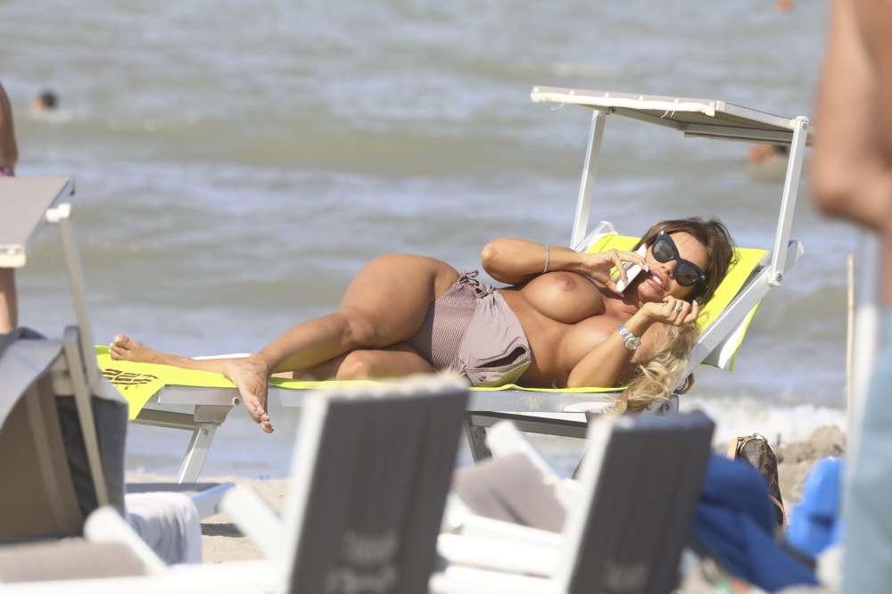 Veronica Graf, fronte e retro bollenti per l ex gieffina in spiaggia