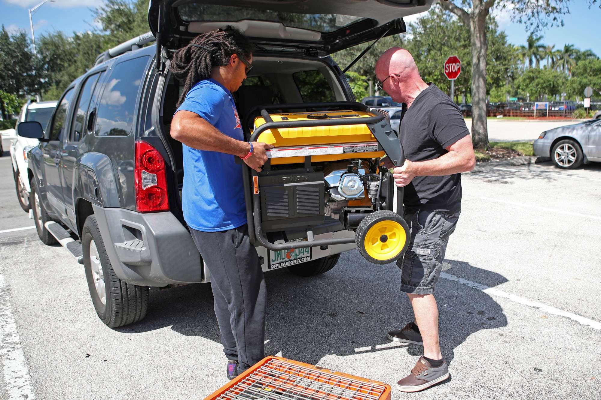 Uragano Dorian verso la Florida: la gente si prepara