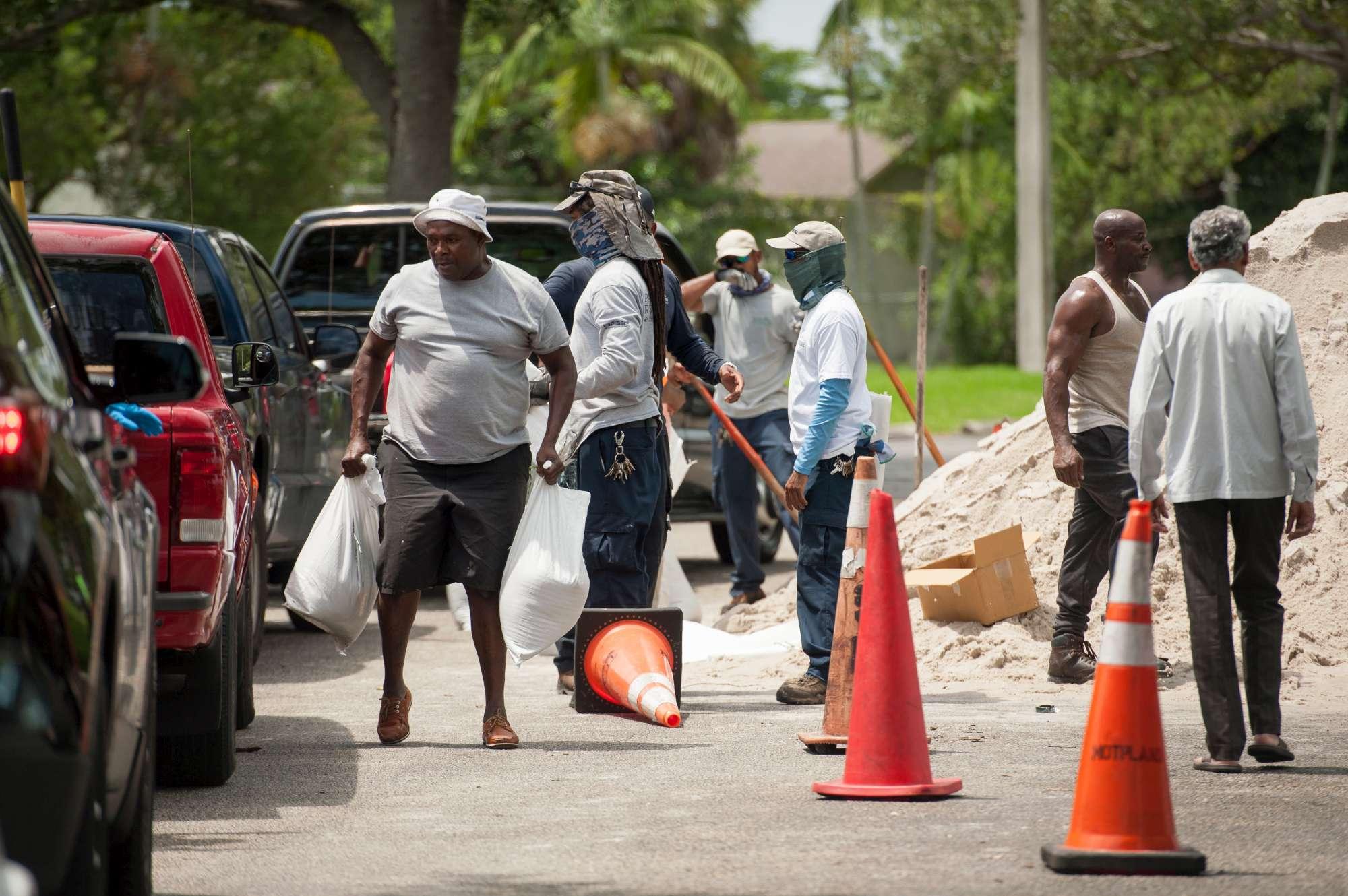 Uragano Dorian verso la Florida: la gente si prepara