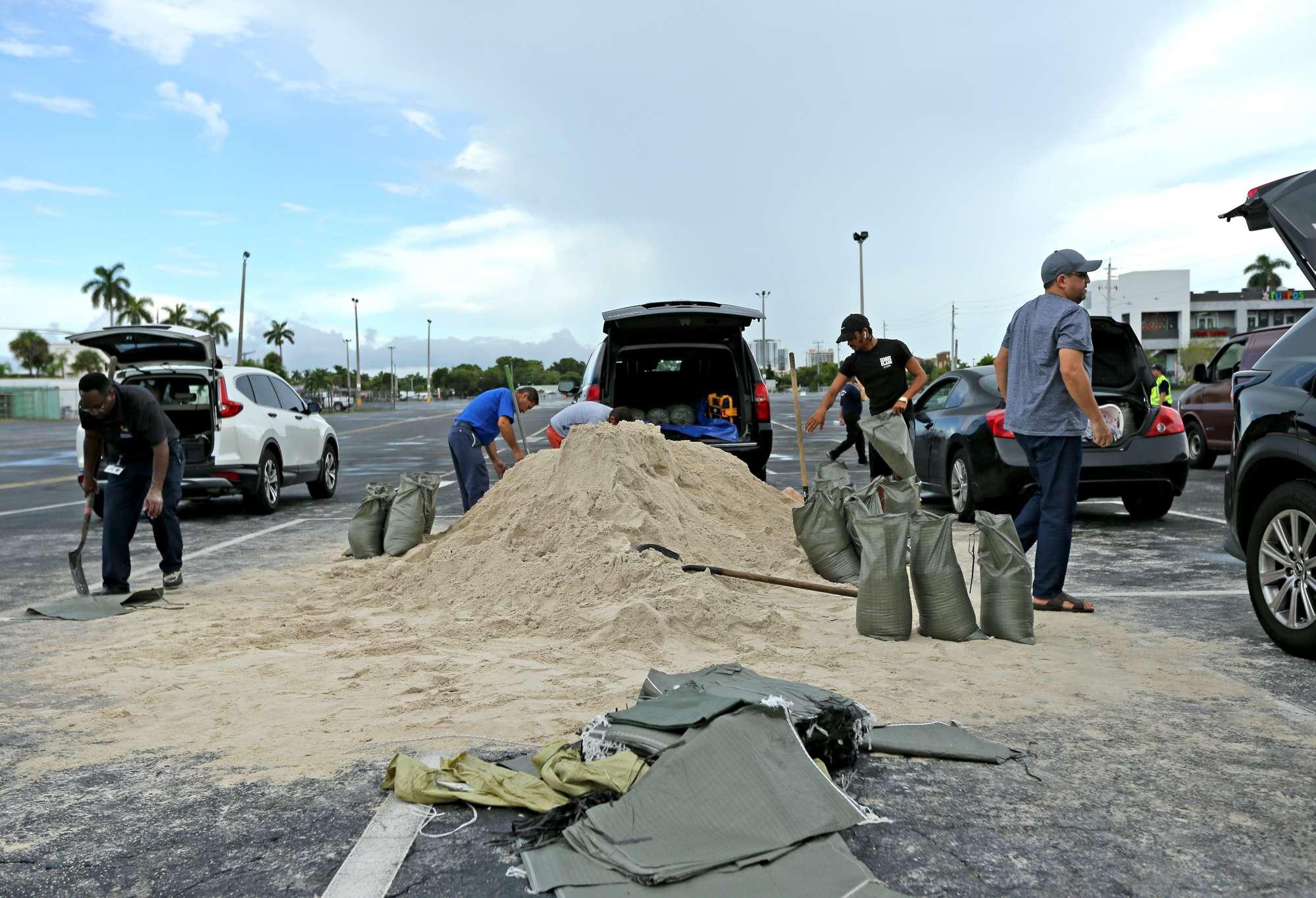 Uragano Dorian verso la Florida: la gente si prepara