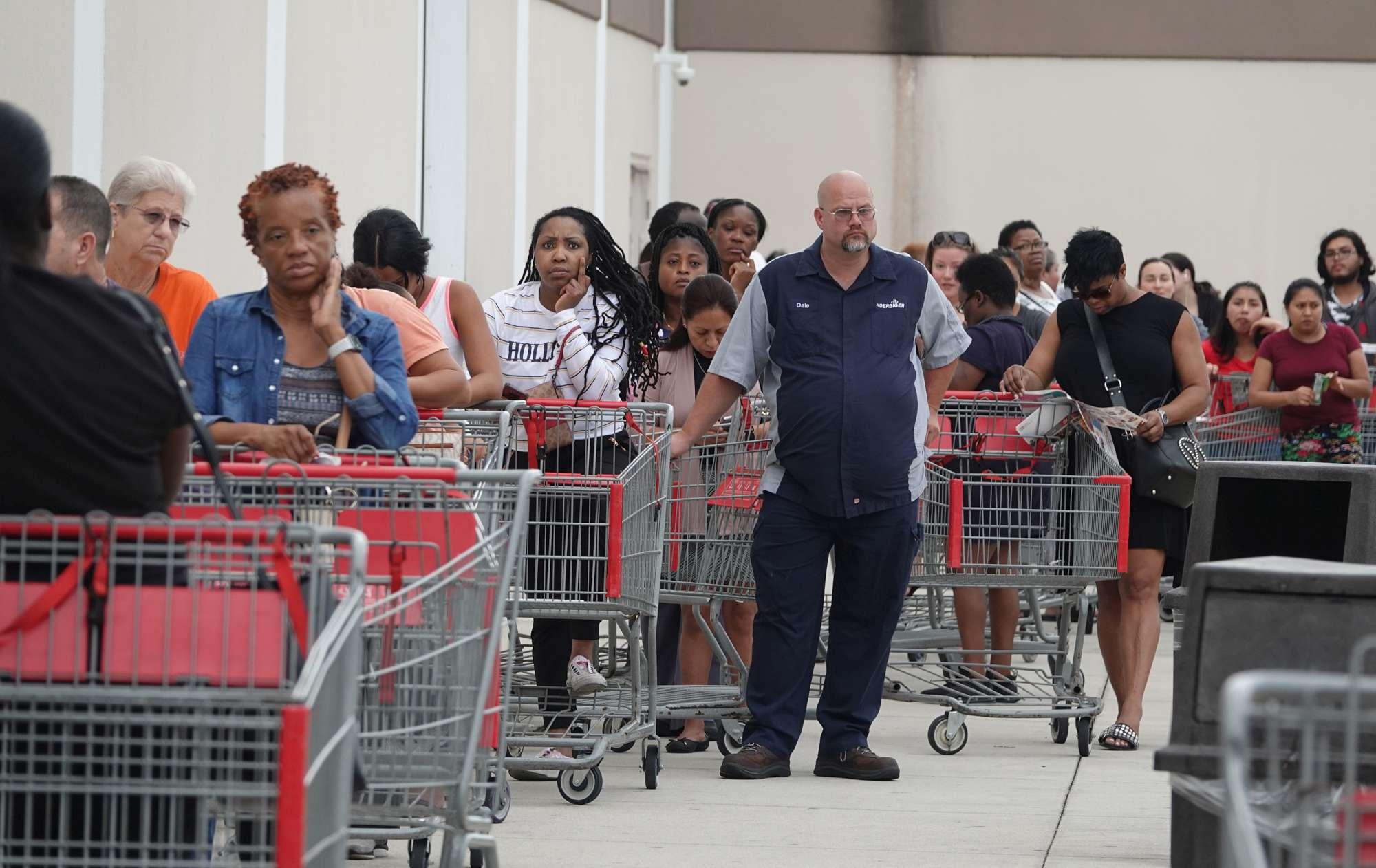 Uragano Dorian verso la Florida: la gente si prepara