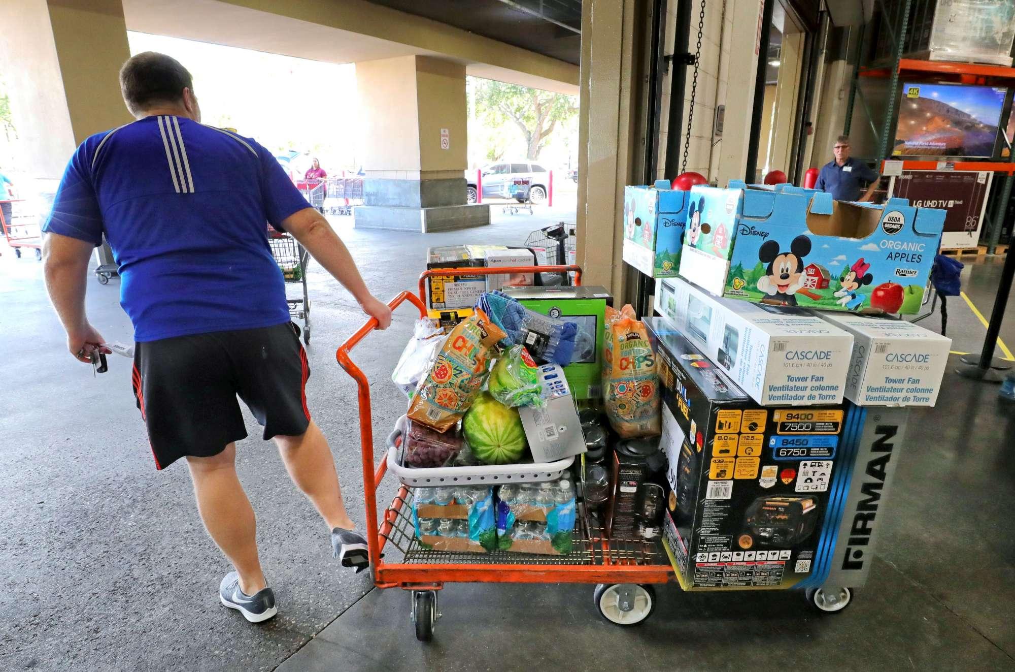 Uragano Dorian verso la Florida: la gente si prepara