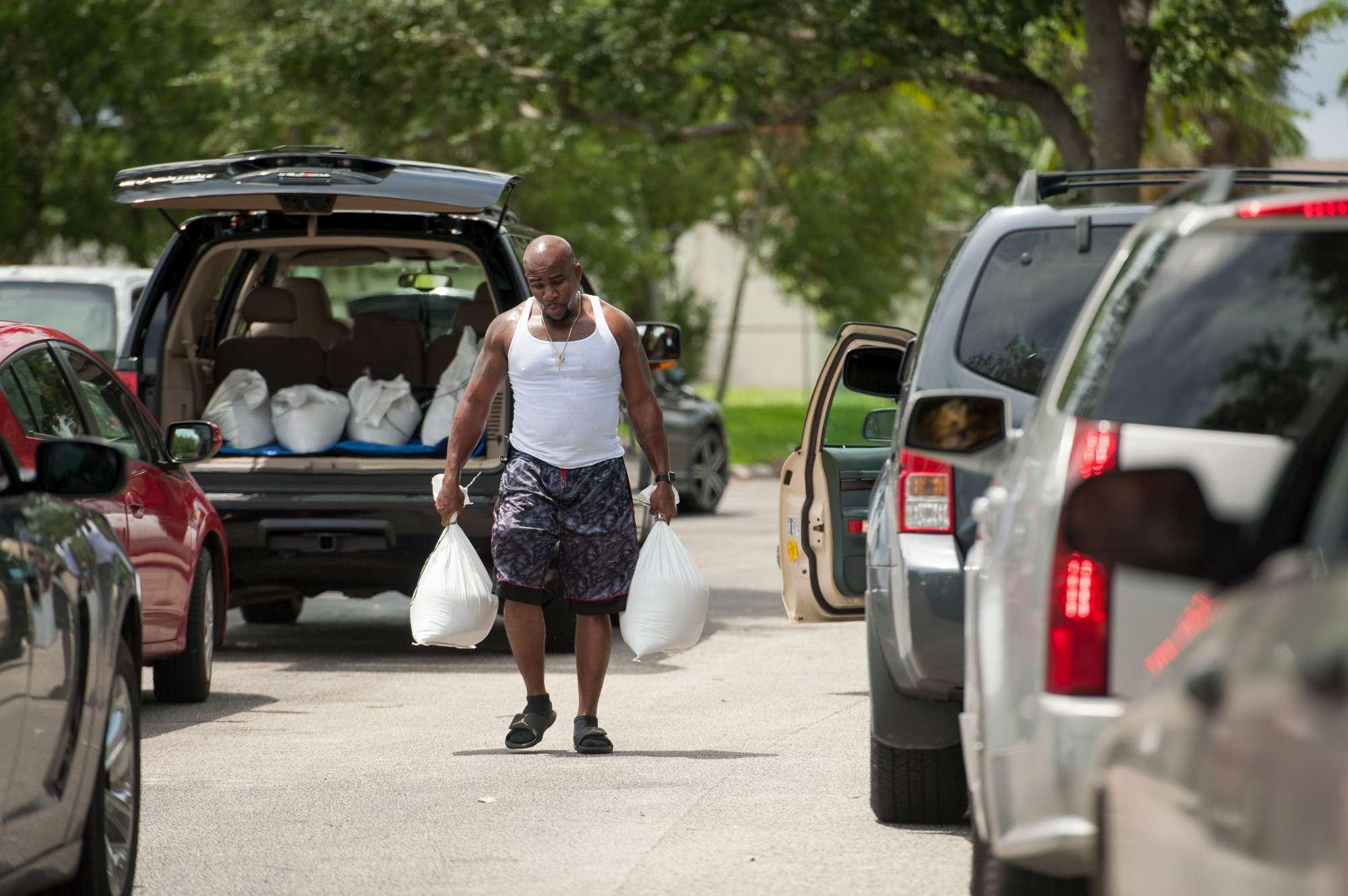 Uragano Dorian verso la Florida: la gente si prepara