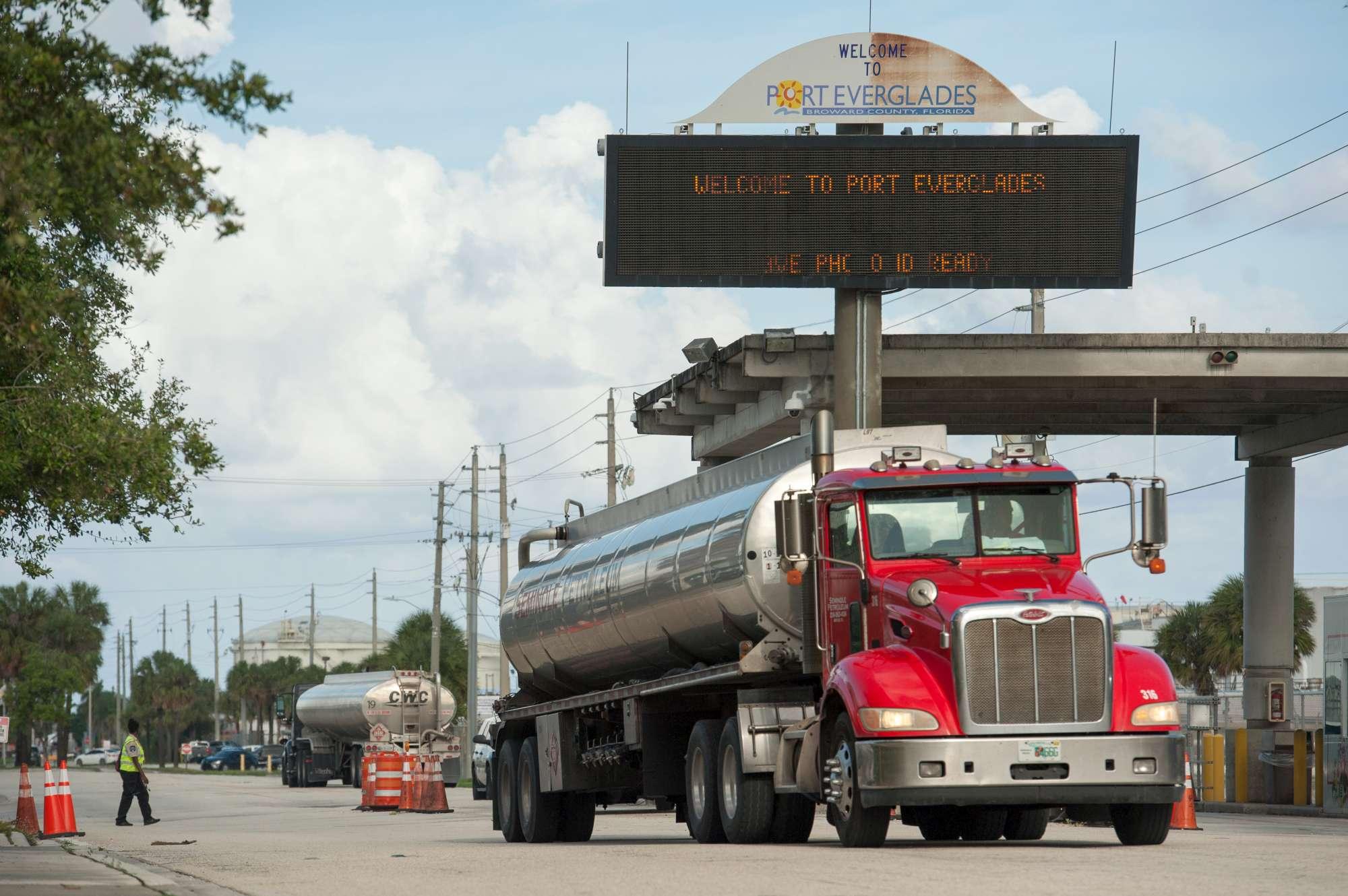 Uragano Dorian verso la Florida: la gente si prepara