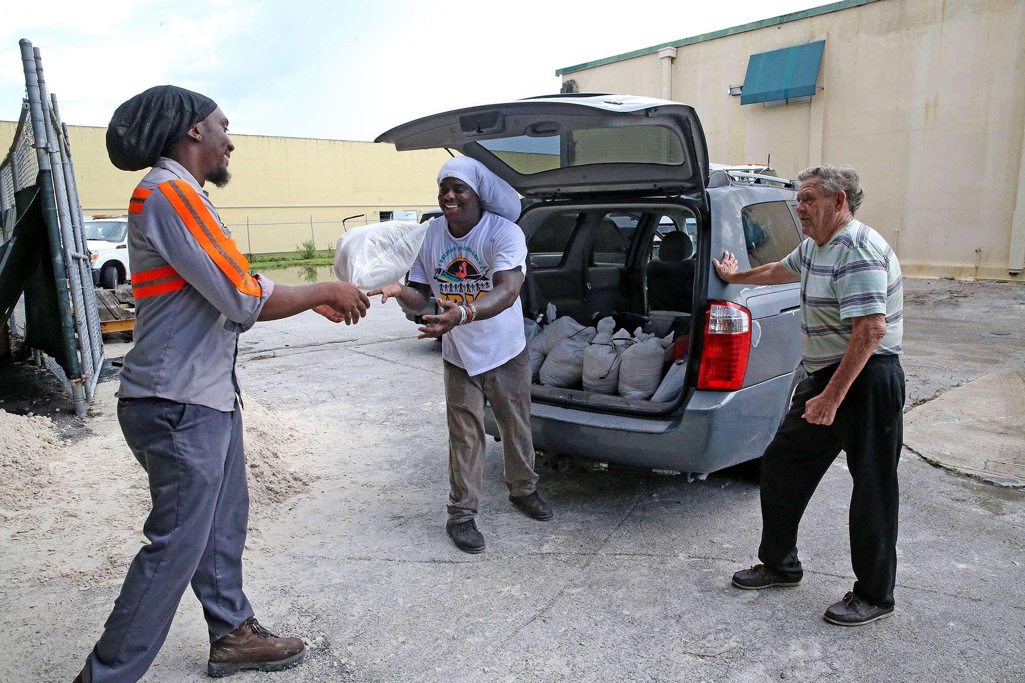 Uragano Dorian verso la Florida: la gente si prepara