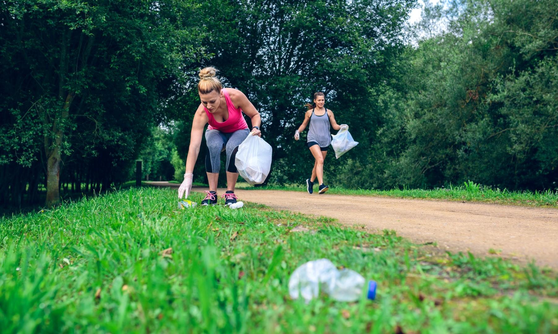 Risultati immagini per raccogliere plastica per strada
