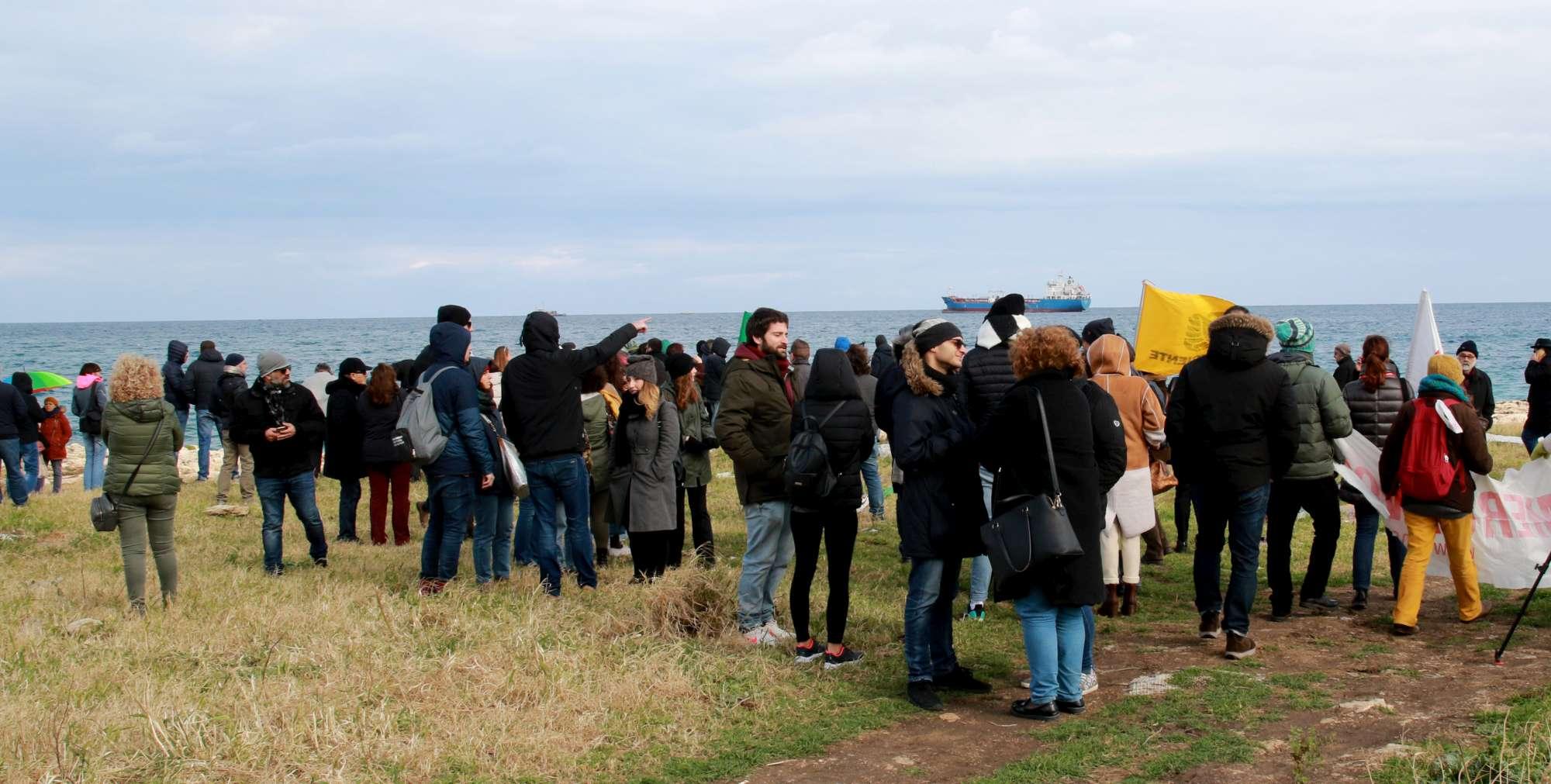 Siracusa si moblita per i migranti della Sea Watch